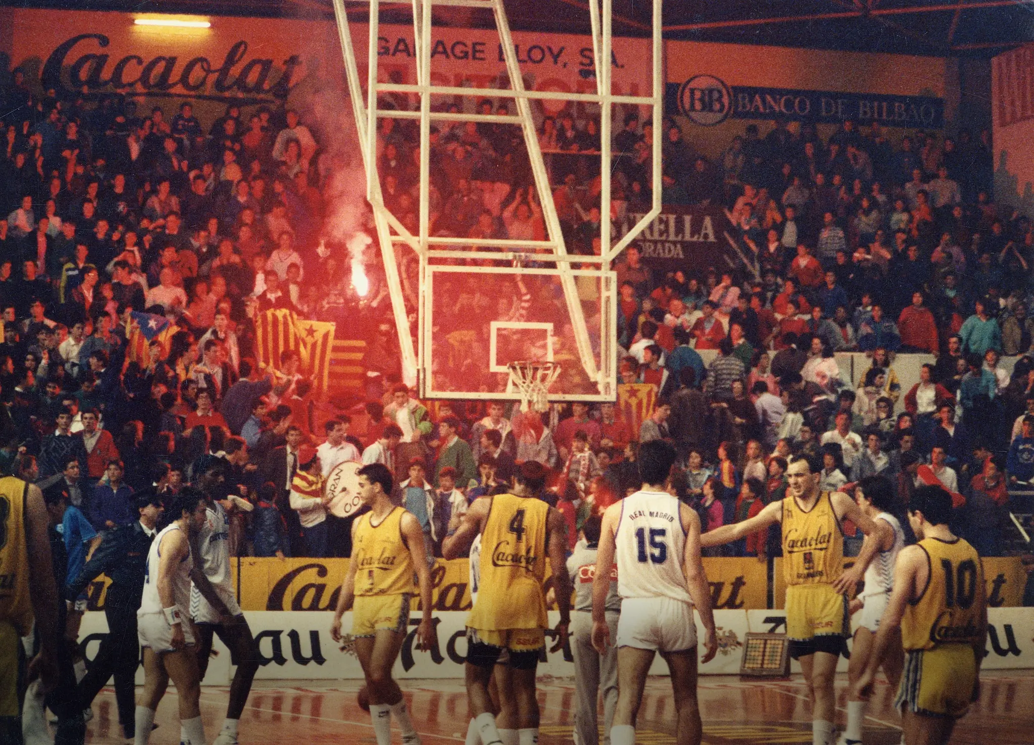 Imatge de fons del Club Bàsquet Granollers jugant contra el Real Madrid de bàsquet amb el pavelló ple.